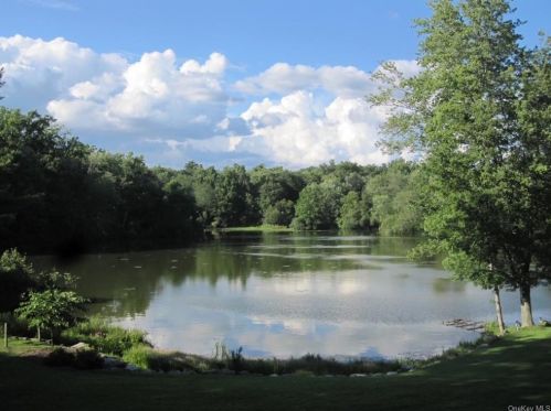 10 Grace Ln, Crotonville NY  10562-2111 exterior