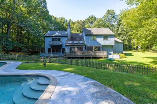 9 Canaan Cir, Lewisboro, NY 10590-2520