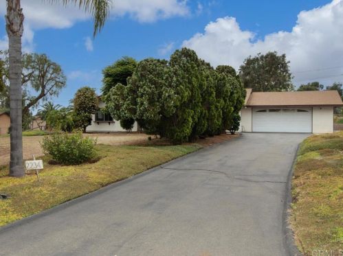 2234 Thumbkin Ln, Vista, CA 92084-2528