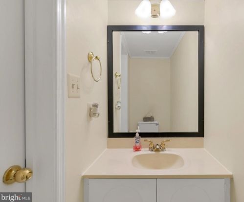 2827 Flagmaker Dr, Falls Church VA  22042-2204 exterior