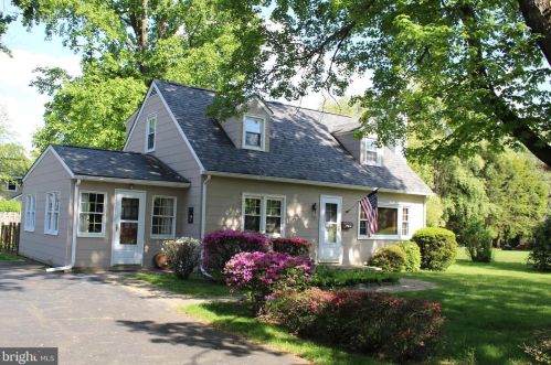 40 Lookover Ln, Yardley, PA 19067-1521