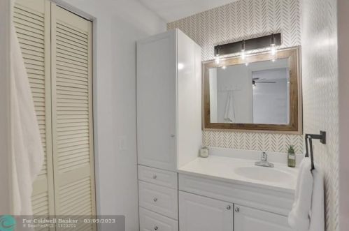 305 4th Ter, Dania Beach FL  33004-4714 exterior