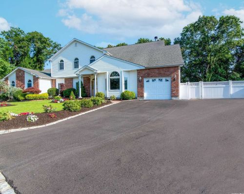45 Lambeth St, Holbrook, NY 11741-5509