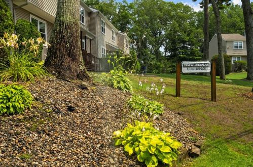 351 New London Ave, Warwick RI  02886-0665 exterior