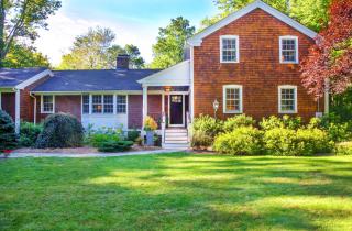 151 Scarlet Oak Dr, Wilton, CT 06897-1016
