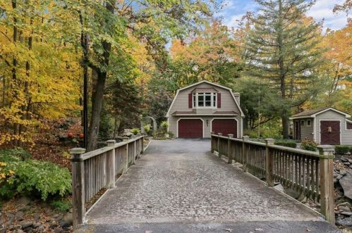 10 Stonybrook Dr, Cornwall, NY 12518-1574