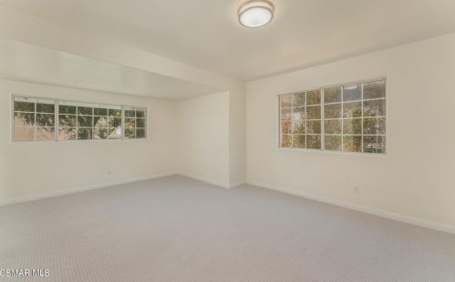 5226 Edgeware Dr, Calabasas CA  91301-2319 exterior