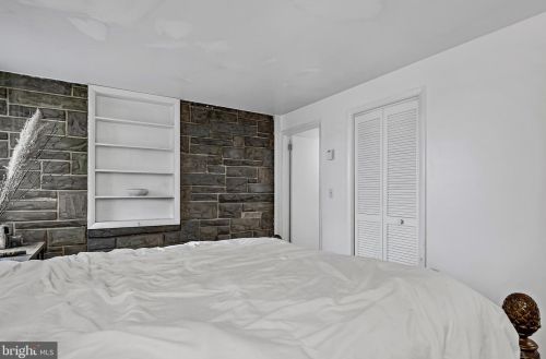 5001 Sunset Dr, Harrisburg PA  17112-2168 exterior