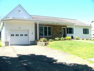 16 Laurel St, Danbury, CT 06810-5321