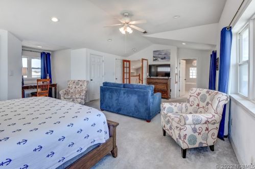 4241 Atlantic Ave, Daytona Beach FL 32127-7004 exterior