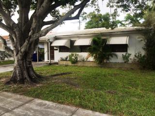 6811 1st St, Miami, FL 33144-2801