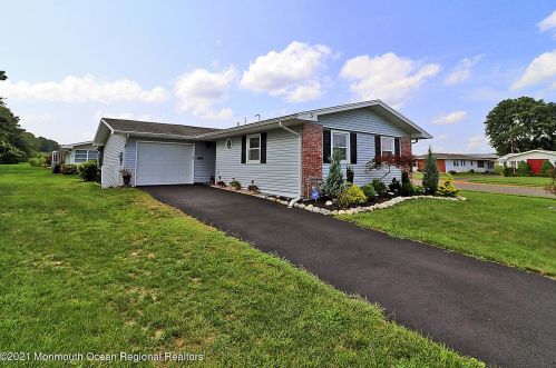 3 Keats Rd, Bricktown, NJ 08724-8115