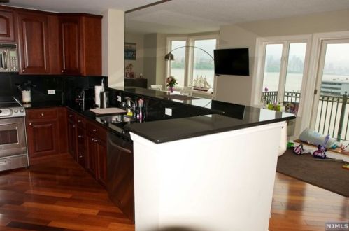 6215 City Pl, Edgewater NJ  07020-3175 exterior