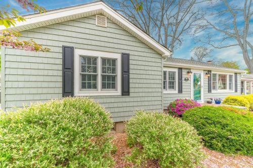 222 Austin St, North Lindenhurst, NY 11757-5435