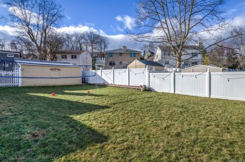86 Parkway Cir, Scarsdale NY  10583-5420 exterior