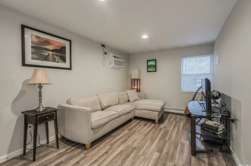 8 Valiant Ct, Mount Sinai NY  11766-2915 exterior