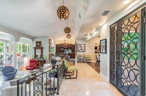 5148 31st Ave, Saint Petersburg FL  33707-5600 exterior