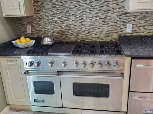 550 Franklin Ave, Franklin Lakes NJ  07417-2512 exterior