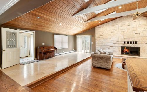 338 Elwood Rd, Elwood NY  11731-2215 exterior