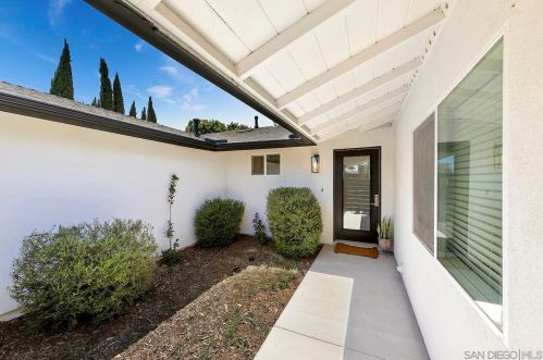 5702 Bakewell St, San Diego CA 92117-4044 exterior