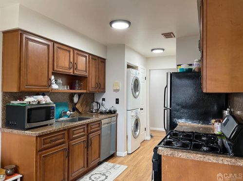 516 Sharon Garden Ct, Woodbridge, NJ 07095-4326