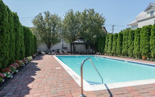 242 Maple Ave, Westbury NY  11590-3171 exterior