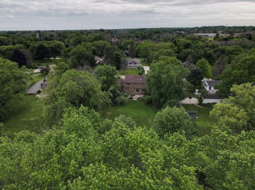 2234 Glenbrook Ln, Thiensville WI  53092-3116 exterior