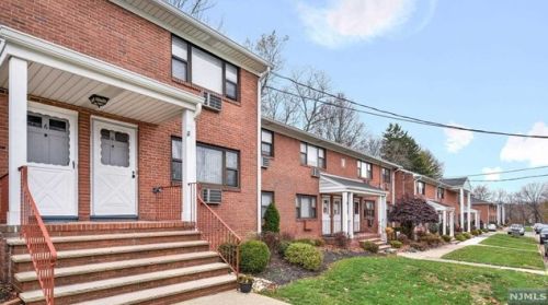 6 Colonial Dr, West Paterson, NJ 07424-1827