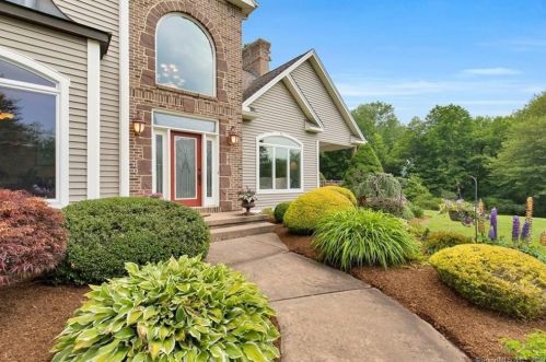 37 Pondview Dr, Manchester, CT 06040-7127