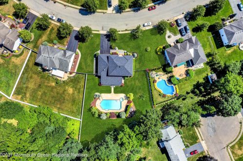 142 Serpentine Dr, Morganville NJ  07751-1400 exterior