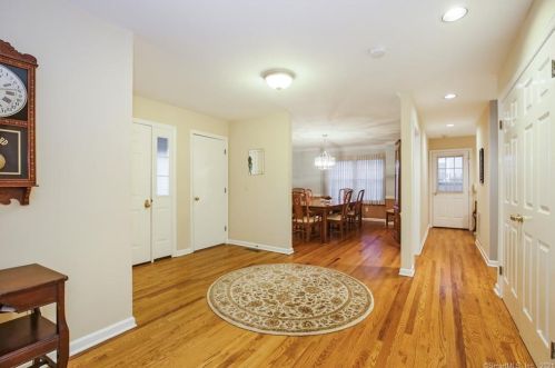 21 Fieldstone Ter, Stamford, CT 06902-2572