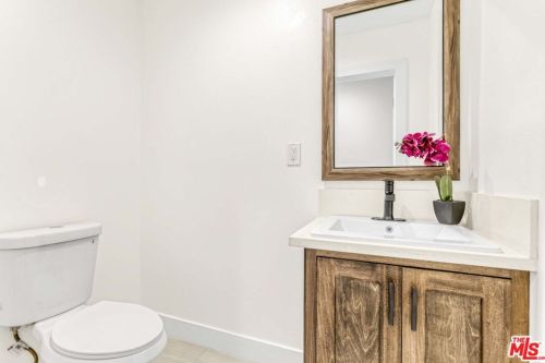 11512 La Maida St, North Hollywood CA  91601-4323 exterior