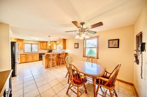 7 Edgewood Dr, Middletown CT 06457-3508 exterior