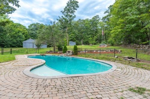 11 Oldham Rd, Raymond NH  03077-1609 exterior