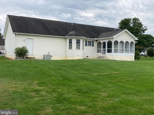 60 Amherst Ln, Falling Waters, WV 25419-4037