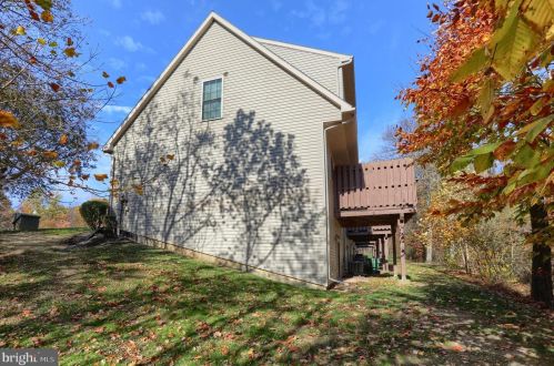 512 Woodthrush Ct, Harrisburg PA  17110-4024 exterior