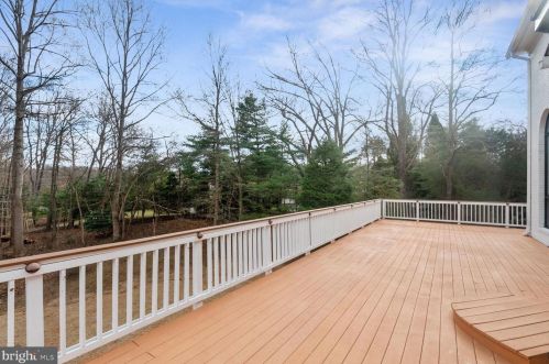 209 River Bend Rd, Great Falls VA  22066-4141 exterior