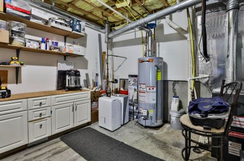 33 Hawthorne Vlg Rd, Nashua NH 03062-2274 exterior