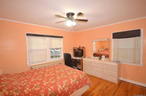 50 Aberdeen Rd, New Hyde Park NY  11040-2138 exterior