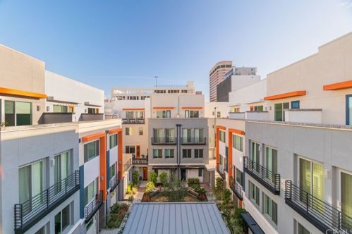 241 Elm Ave, Long Beach CA 90807-3403 exterior