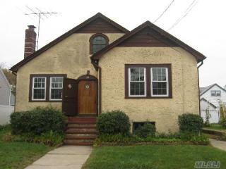 48 Maple St, East Massapequa, NY 11758-4759