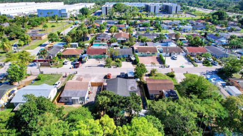 209 3 St, West Palm Beach FL  33403-3418 exterior