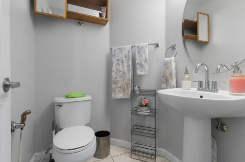 6501 Kenbridge St, Elk Grove CA  95758-6313 exterior