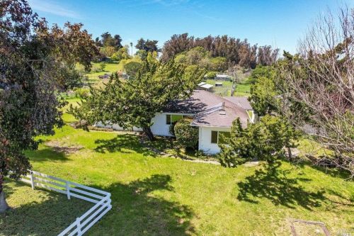 5625 Henning Rd, Sebastopol CA  95472-6332 exterior