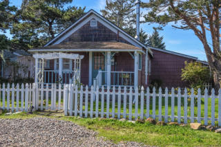 1140 Broadway St, Waldport, OR 97394-3008