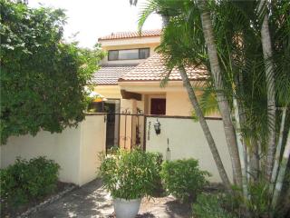 5300 Huntingwood Ct, Sarasota, FL 34235-5693