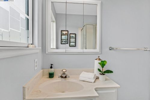 1320 Sandelin Ct, San Leandro CA  94577-3950 exterior