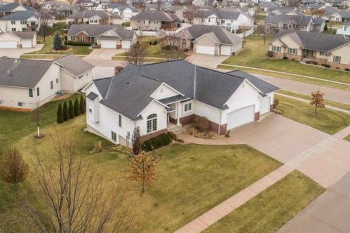 402 Prairie View Cir, Fairfax, IA 52228-9501