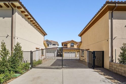 9108 Wakefield Ave, Van Nuys, CA 91402-0014