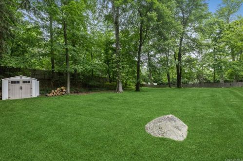 2 Old Farm Ct, West Nyack NY  10994-1210 exterior